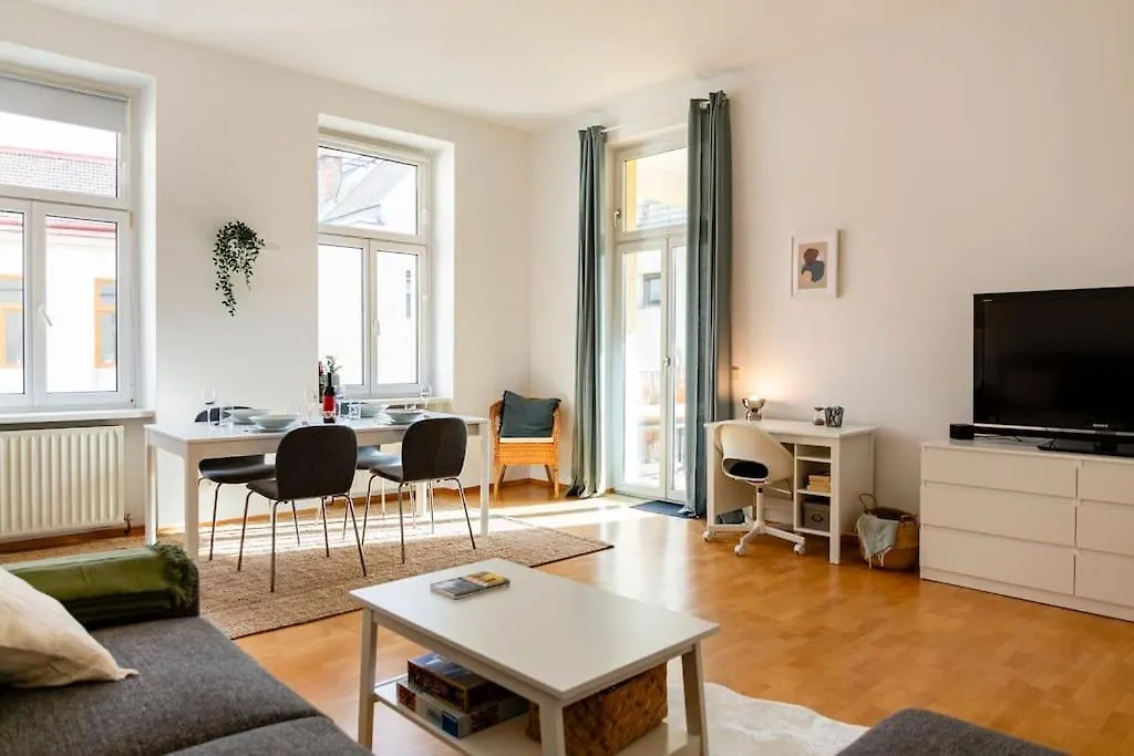 Savoir-Vivre In Unserer Zentralen Balkonwohnung Vienna